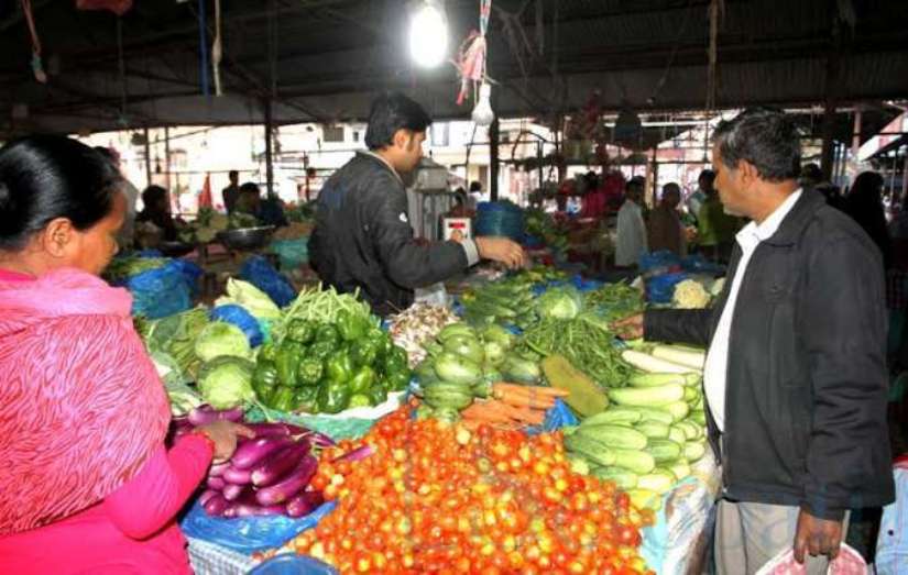 तरकारीको भाउ महँगो भएसँगै आम उपभोक्ताको भान्सा पनि महँगियो